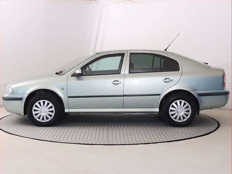 Škoda Octavia (2009) 1.6, Serv.kniha, Park. senzory - fotka 3 z 14