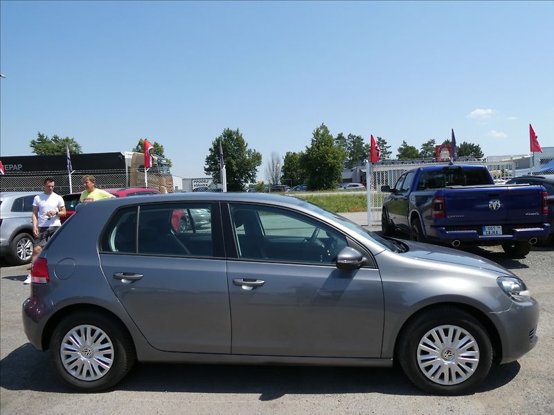 Volkswagen Golf 1,6 MPi 75kW DSG klima - fotka 12 z 40