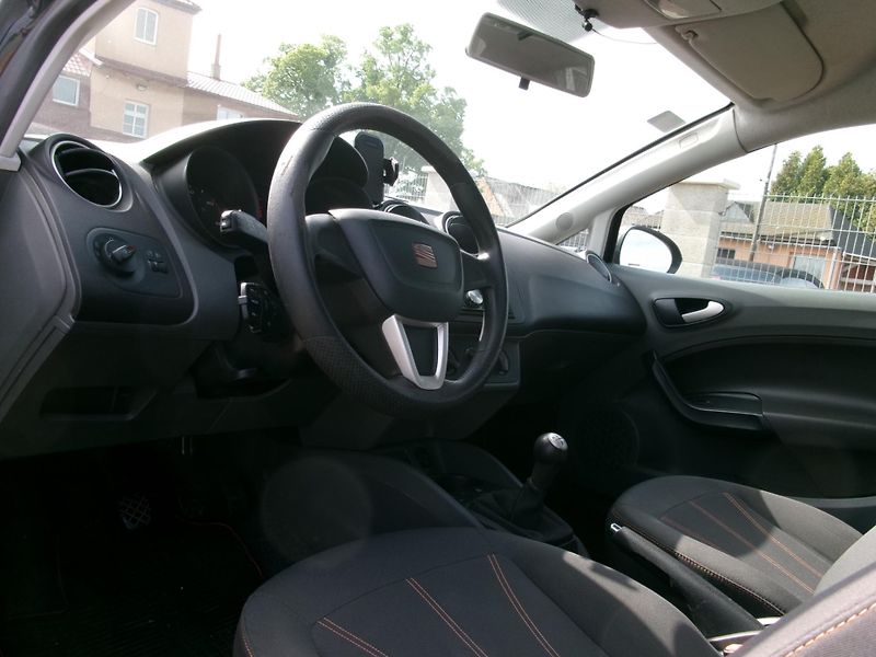 Seat Ibiza (2011) 1,6TDI KLIMA BT USB TEMP - fotka 19 z 29