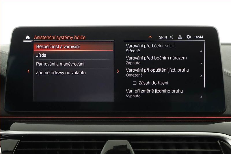 BMW Řada 5 (2023) 530d xDrive - fotka 17 z 21