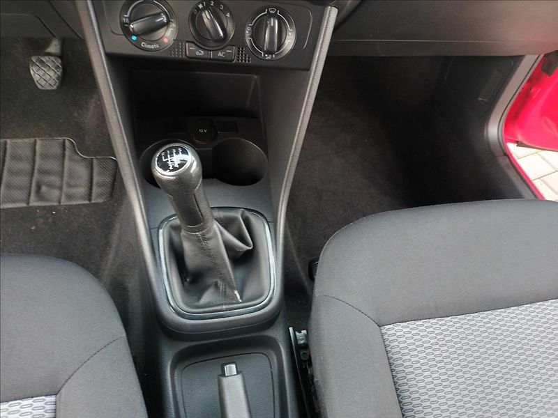 Volkswagen Polo 1,2 HTP,44KW,KLIMA,SERVISKA,ES - fotka 16 z 40