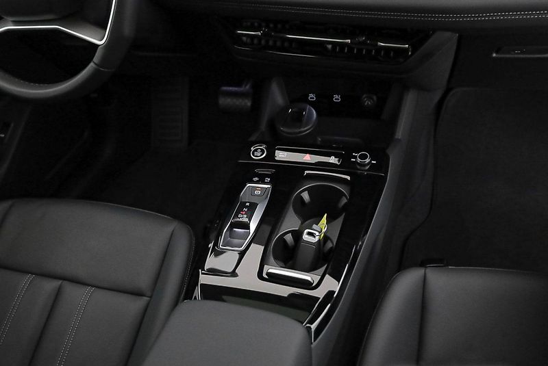 Audi Q6 e-tron 285kW quattro Pano Kůže 360 - fotka 12 z 17