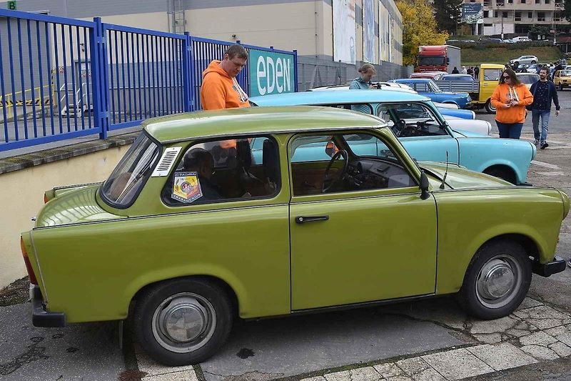 Historie na silnici! Fanoušci starých vozů zaplnili centrum Adamova. Na tradiční Doklikované.