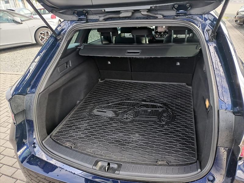 Toyota Corolla 2,0 2.0 Hybrid e-CVT  Comfort - fotka 13 z 16
