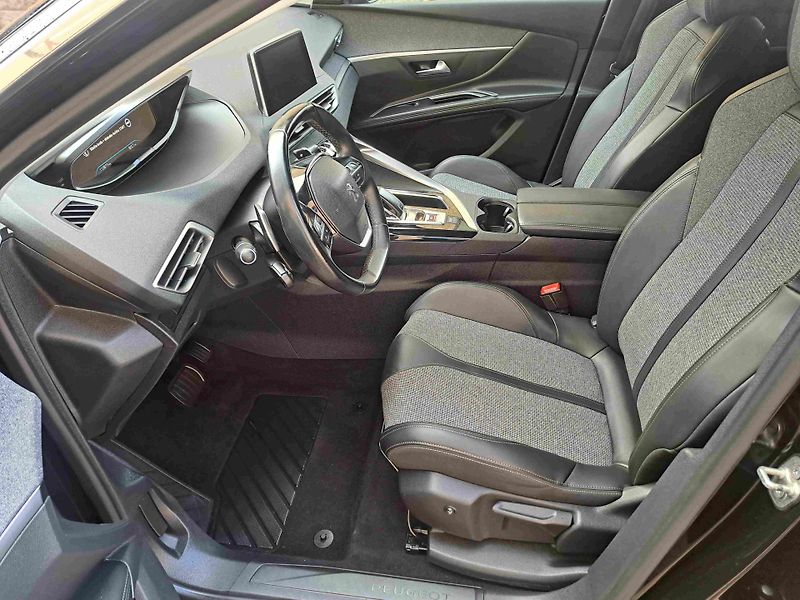 Peugeot 5008 (2019) 1,2 PT EAT8 ALLURE 18ALU NAVI  - fotka 14 z 24