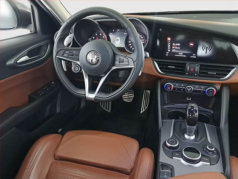 Alfa Romeo Giulia (2017) 2.0 Turbo - fotka 7 z 23