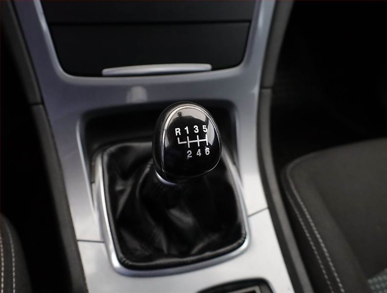 Ford Mondeo (2013) 2.0 TDCi, Xenony, Tempomat - fotka 11 z 17