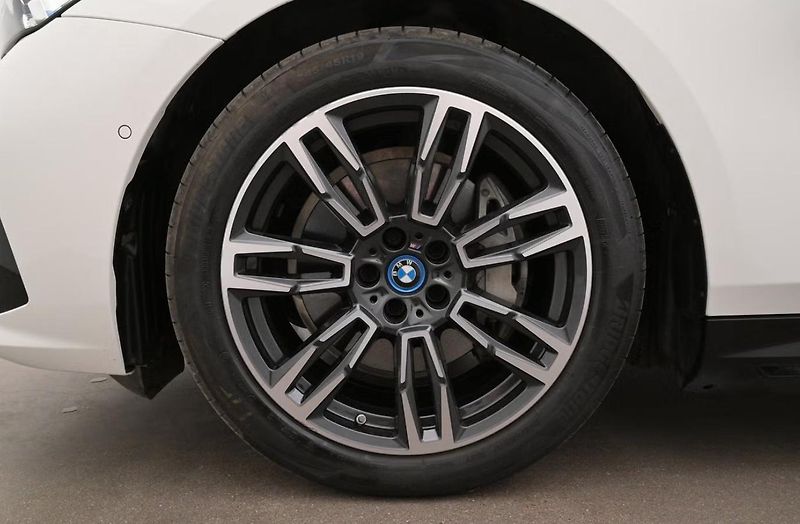 BMW i5 eDrive40 Touring M SoH 96% Kam - fotka 25 z 26