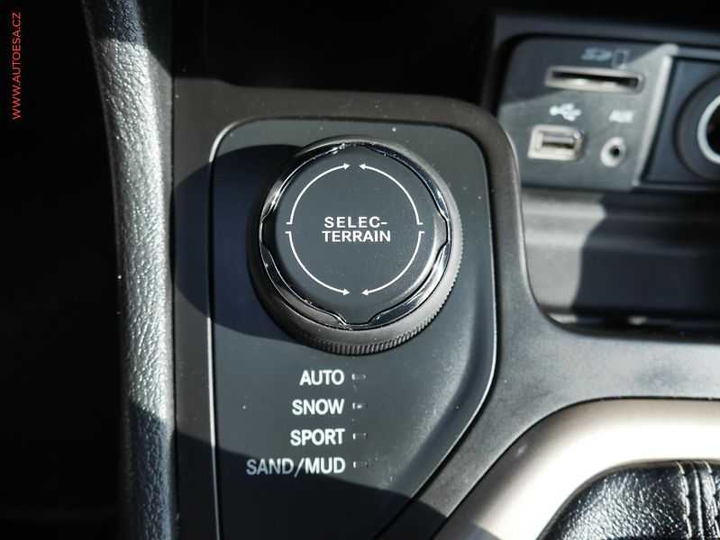 Jeep Cherokee (2014) 2.0 CRD 4x4, ČR, Longitude - fotka 21 z 25