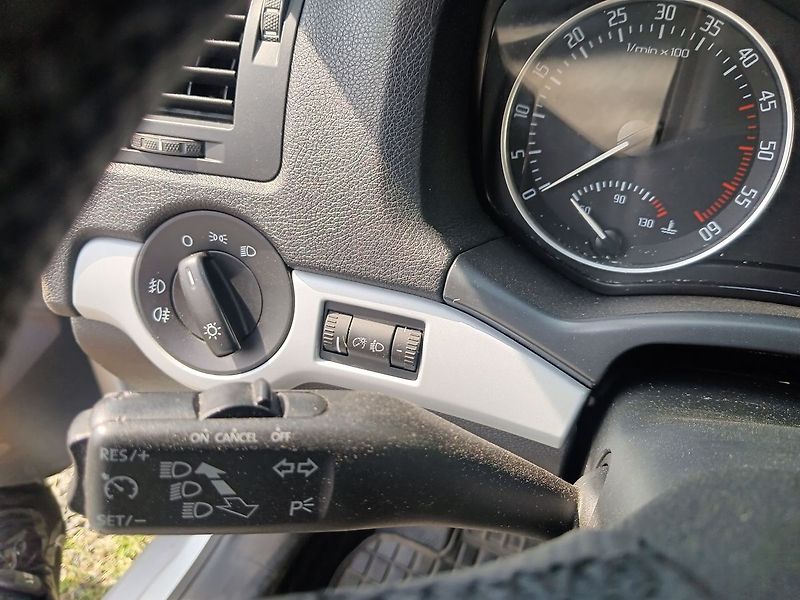 Škoda Octavia 1.9 TDI PD DPF Ambiente Combi - fotka 12 z 21