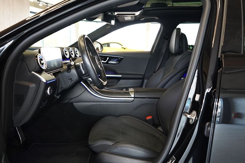 Mercedes-Benz Třídy C 300d 4MATIC AMG, Panorama, HUD - fotka 19 z 50
