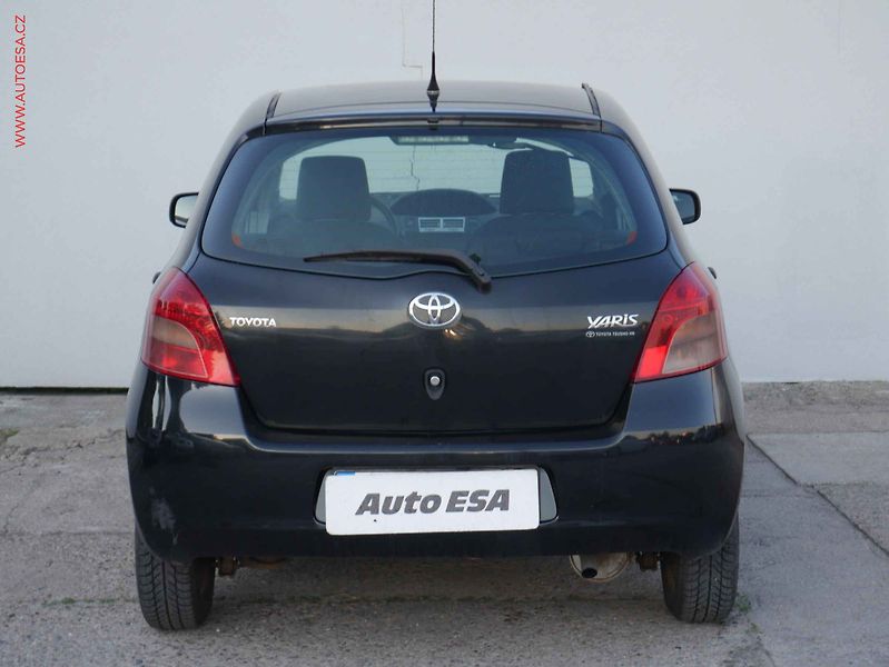 Toyota Yaris (2007) 1.0 i - fotka 5 z 13