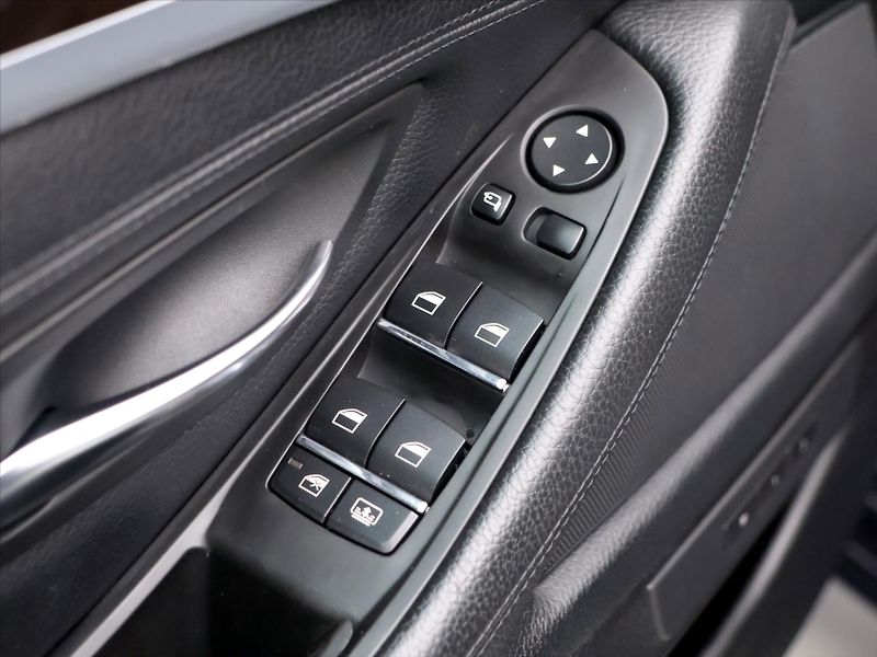 BMW Řada 5 3,0 535i 225kW Aut.klima Kůže - fotka 14 z 41