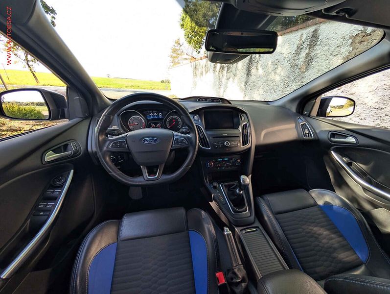 Ford Focus (2017) 2.0EB, ST, Xenon, navi - fotka 11 z 19