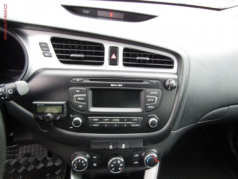 Kia Ceed (2013) 1.4 CRDi, ČR - fotka 14 z 16