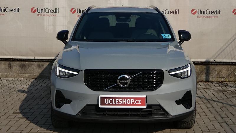 Volvo XC40 B3 PLUS DARK - fotka 2 z 23