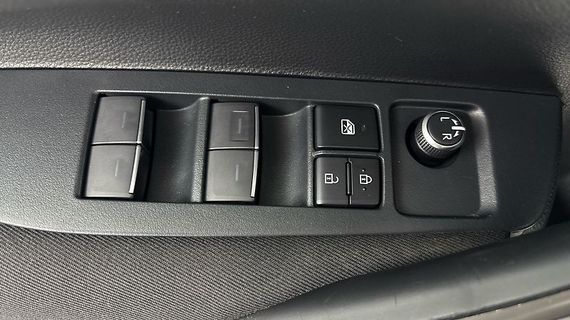 Toyota Corolla 1.8 Hybrid AUT Active Sedan - fotka 21 z 24