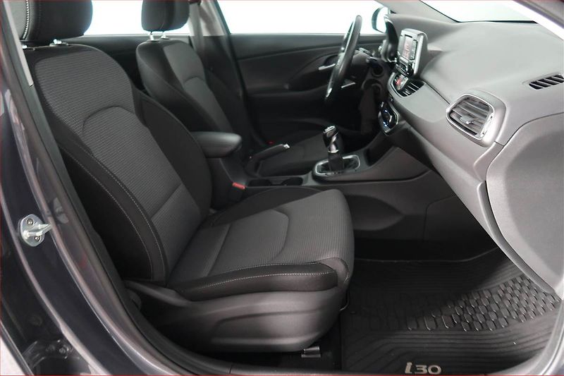 Hyundai i30 (2017) Trikolor 1.0 T-GDI, Serv.kniha - fotka 9 z 17