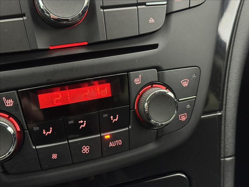 Opel Insignia 2,0 CDTi LED VÝHŘEV 2XKOLA ČR - fotka 17 z 33
