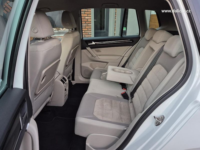 Volkswagen Golf Sportsvan (2016) 2.0TDi 110KW Highline původ ČR - fotka 38 z 51