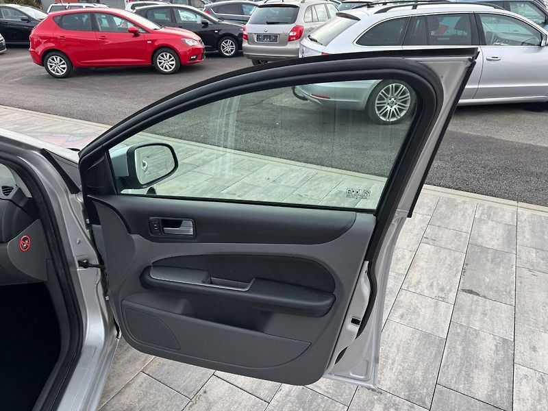 Ford Focus (2011) Trend 1.6 TDCi 80kW - fotka 25 z 31