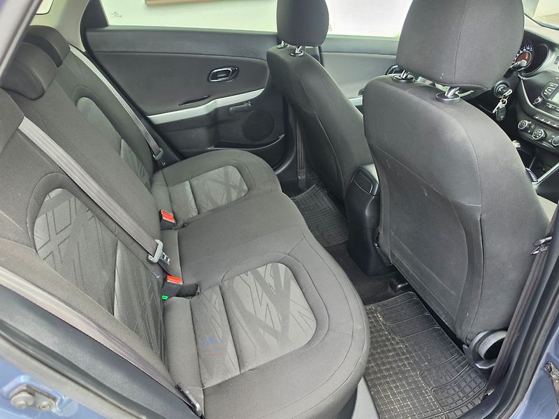 Kia Ceed (2015) 1.4 i TOP STAV - fotka 15 z 23