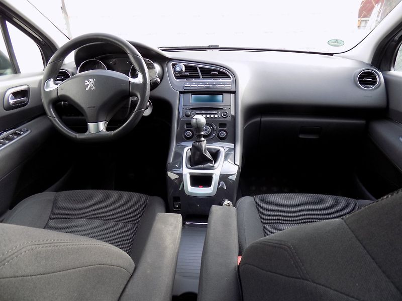 Peugeot 5008 (2014) 1.6Ti/LED/PANO/Head-up/Klima/ - fotka 19 z 35