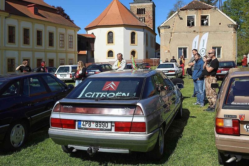 Jarní koulení - sraz automobilů a příznivců značky Citroën na zámku ve Svojšíně na Tachovsku.