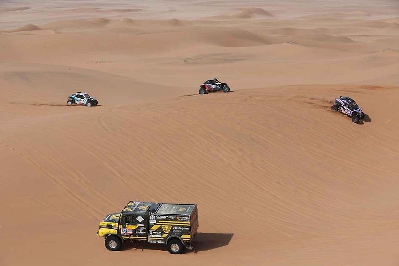 Účastníci Rallye Dakar zdolávají obrovské duny