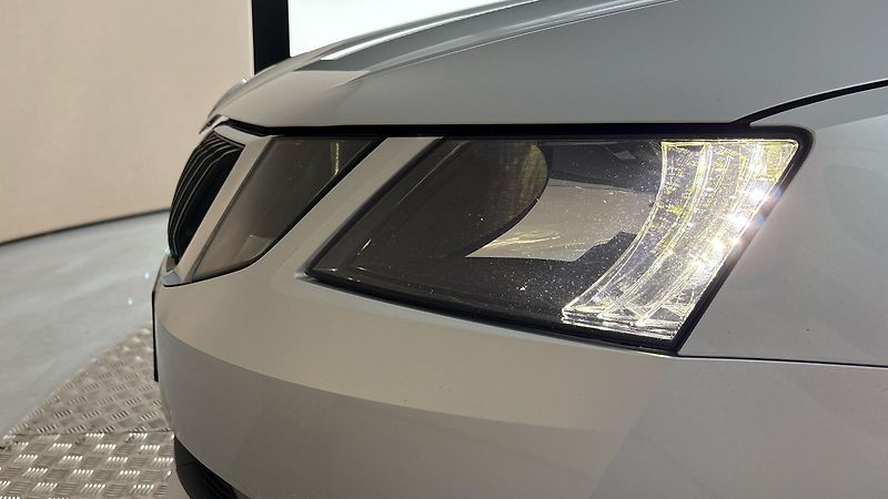 Škoda Octavia 1.6 TDI Ambition Combi - fotka 18 z 24