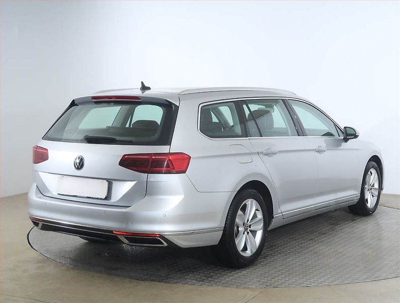 Volkswagen Passat (2021) 2.0 TDI, Automat, Kůže, Navi - fotka 5 z 20
