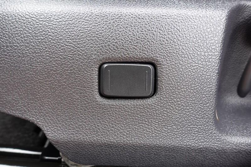 Toyota Corolla 2.0 hybrid e-CVT X6 Style - fotka 19 z 34