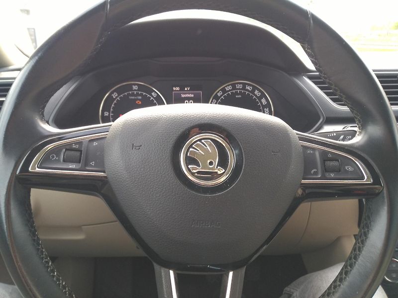 Škoda Superb 2,0 TDI /110 kW/ - fotka 15 z 33