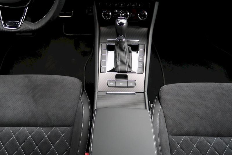 Škoda Karoq (2025) SportLine 2,0 TDi /110 kW - fotka 14 z 30
