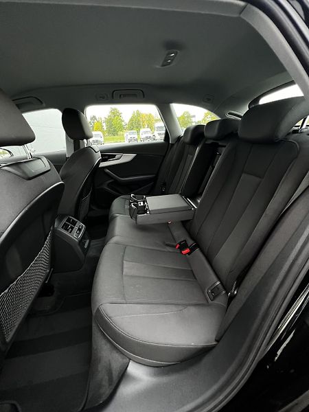 Audi A4 35TFSI Aut. Sport DPH TZ  - fotka 20 z 25