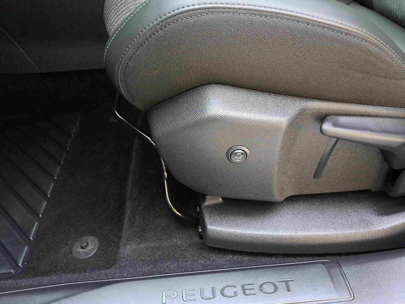 Peugeot 3008 (2021) 1,2 PT ALLURE LED ALU PDC NAVI - fotka 14 z 23