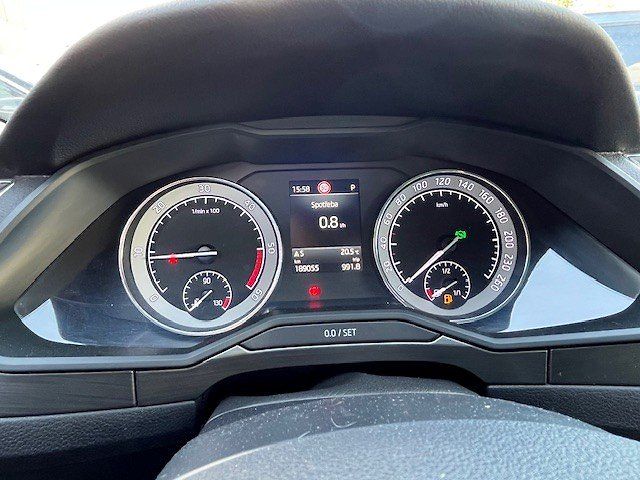 Škoda Superb Combi - fotka 2 z 12