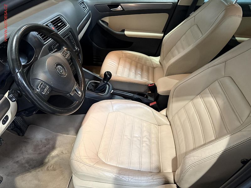 Volkswagen Jetta (2012) 1.4TSi, AC, výhřev sed - fotka 9 z 19