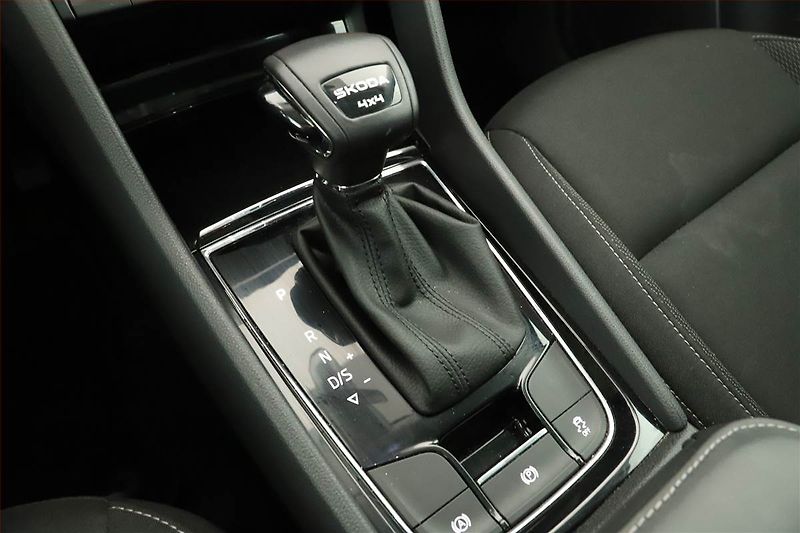 Škoda Karoq (2025) 2.0 TDI, Drive, FullLed - fotka 10 z 16