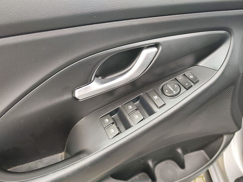 Hyundai i30 1.5 T-GDI/103kW N-Line DCT - fotka 33 z 35
