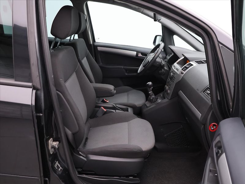 Opel Zafira 1,6 i 85kW Family STK 04/2028 - fotka 11 z 23