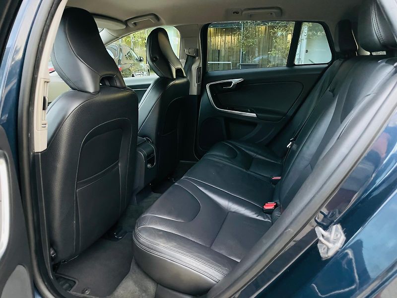 Volvo V60 2.0D3 5VÁLEC SERVISKA TAŽNÉ - fotka 35 z 45