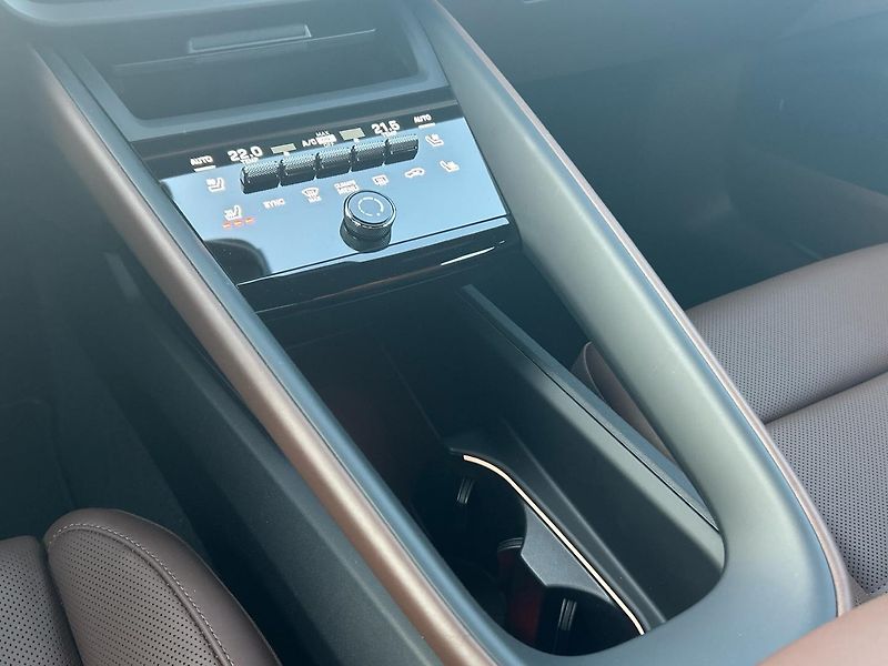Porsche Macan 4S Electric - fotka 22 z 30