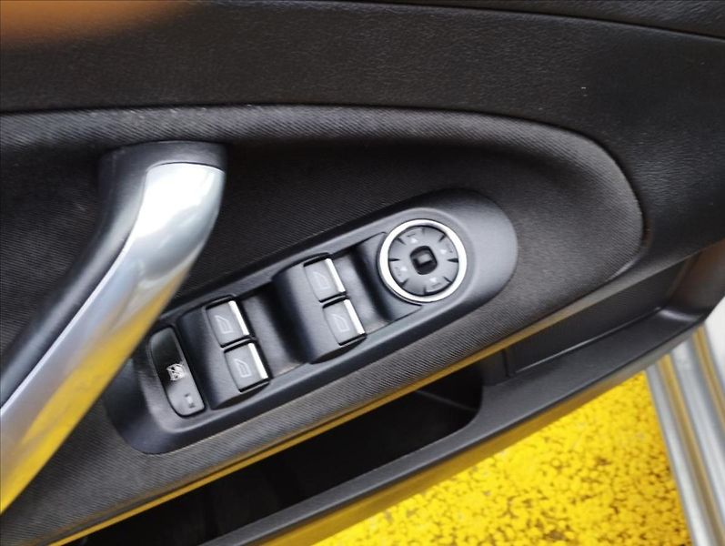 Ford Mondeo 2,0 107KW - fotka 14 z 16