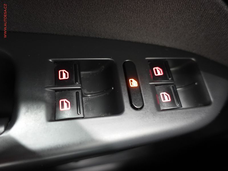 Volkswagen Touran (2011) 1.6 TDi, autoAC, temp - fotka 14 z 21