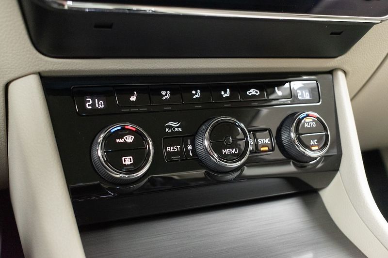 Škoda Superb TDI 147kW 4x4*STYLE*DPH*ČR 1.M - fotka 24 z 40