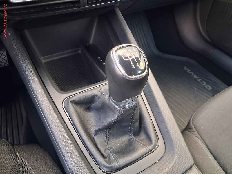 Škoda Octavia (2021) 1.5 TSi, ČR, LED, autoAC - fotka 16 z 19