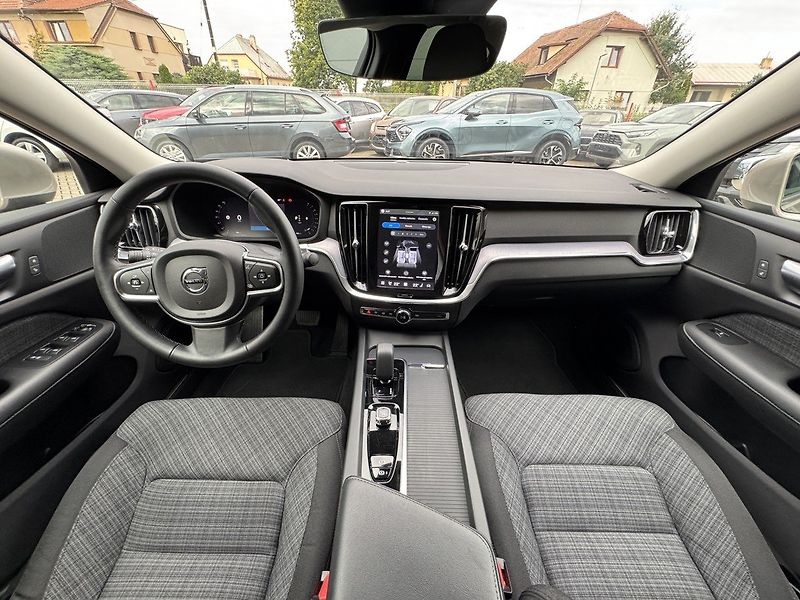 Volvo S60 (2024) 2.0i B4 Core Ad.LED Kamera - fotka 6 z 46