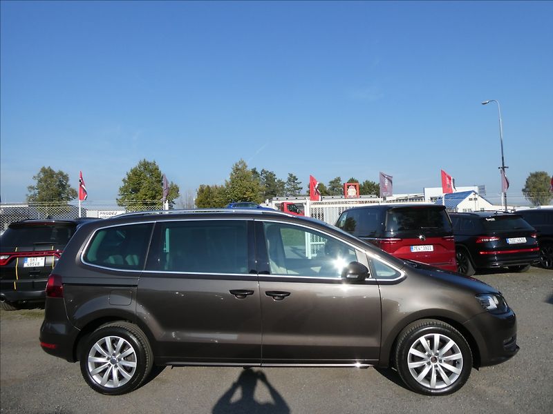 Volkswagen Sharan 2,0 TDi HIGHLINE, rezervace - fotka 10 z 50