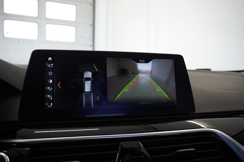 BMW Řada 5 3,0 XDRIVE AUT. - fotka 18 z 32